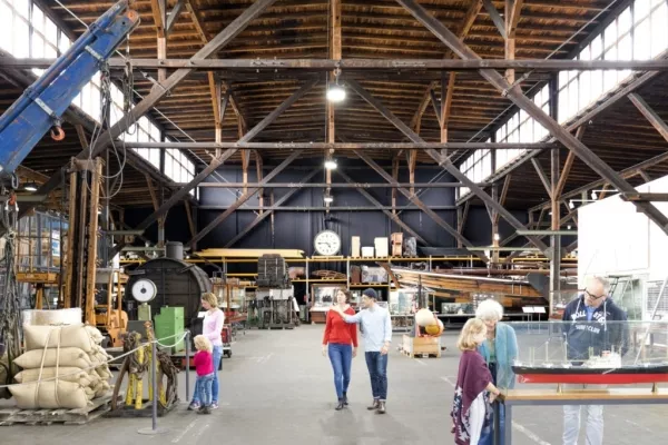 10.000 Objekte auf 2.500 qm im Schaudepot des Deutschen Hafenmuseums im denkmalgeschützten Schuppen 50A.