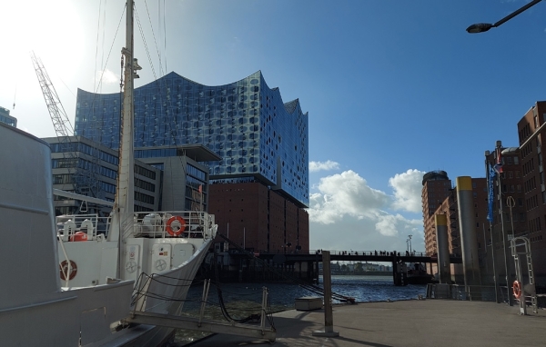 Blick auf die Elbphi vom Traditionsschiffhafen