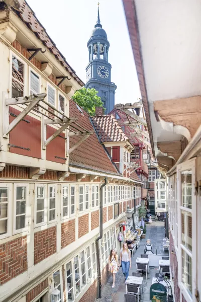 Blick aus der Kramer-Witwen-Wohnung auf den Michel und Gasse (Foto: SHMH - Sinje Hasheider)