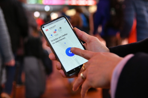 Hilferuf-App „SafeNow“ startet am Hamburger Hbf (Foto: Deutsche Bahn AG / Jet-Foto Kranert )