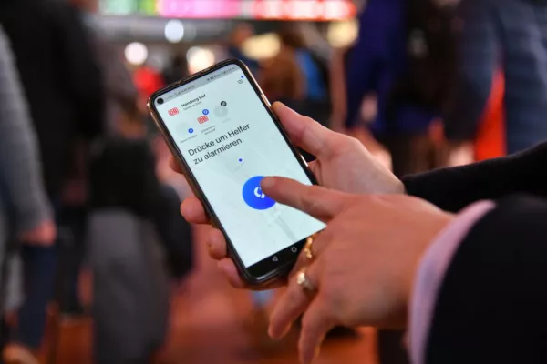 Hilferuf-App „SafeNow“ startet am Hamburger Hbf (Foto: Deutsche Bahn AG / Jet-Foto Kranert )