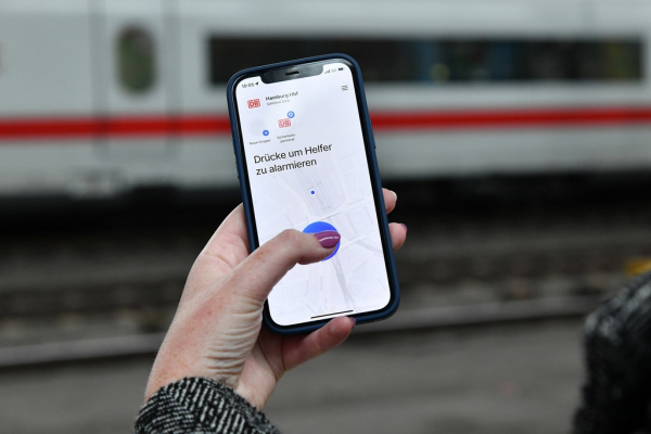 Hilferuf-App „SafeNow“ startet am Hamburger Hbf (Foto: Deutsche Bahn AG / Jet-Foto Kranert )