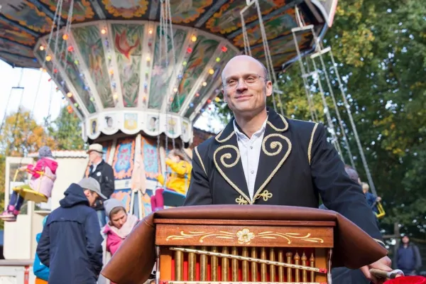 Drehorgelspieler Henning Ballmann auf dem Historischen Jahrmarkt (Foto: FLMK)