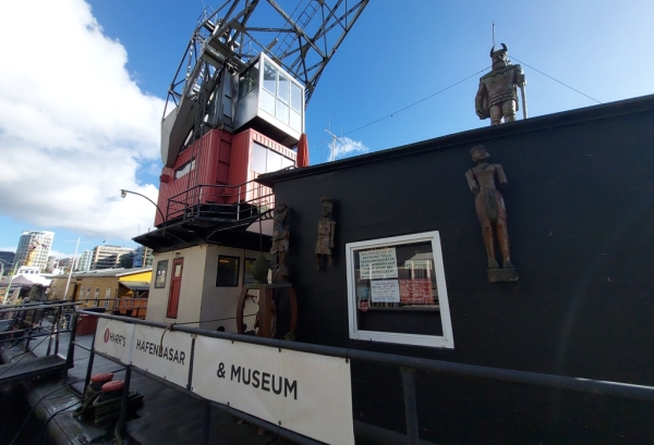 Harrys Hafenbasar im Sandtorhafen
