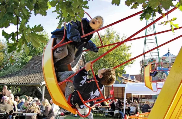 Hoch hinaus auf der Schiffschaukel beim Historischen Jahrmarkt (Foto: FLMK)