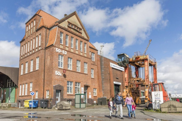 Kopfbau Schuppen 50 A des Deutschen Hafenmuseums an der 50er Strecke.