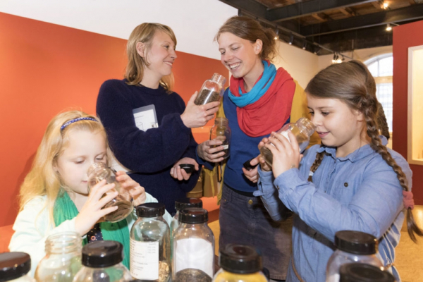Mit allen Sinnen genießen. Besucher in der ständigen Ausstellung des Speicherstadtmuseums