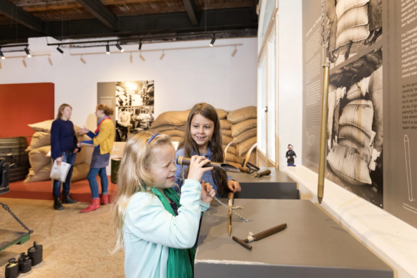 Probenstecher und andere Arbeitsgeräte der Quartiersleute im Speicherstadtmuseum.