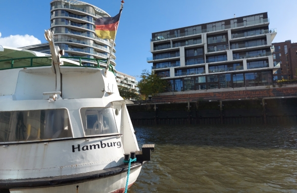 Schiff im Sandtorhafen