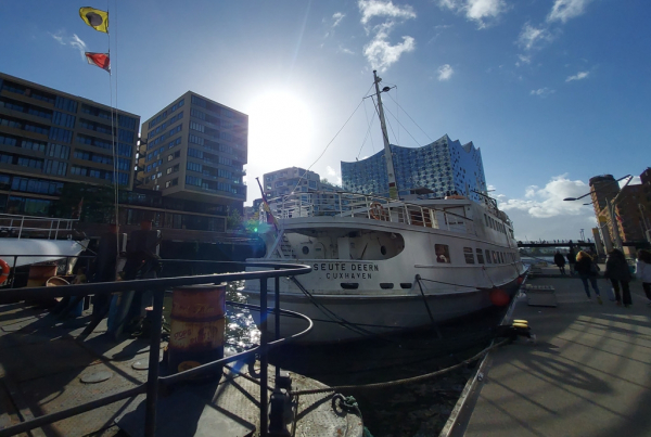 Seute Deern mit Elbphi