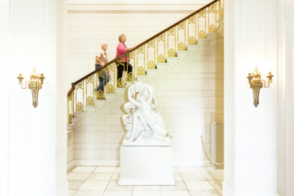 Skulptur "Der Fischer" von Johannes Uhde im Vestivbül des Jenisch Hauses