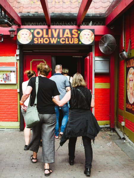 St. Pauli ungeschminkt - Sonntagskieztour, Kult Kieztour mit Veuve Noire, Reeperbahn privat - Eingang von Olivias Show Club, Große Freiheit (Foto kult-kieztouren.de, David Afriyie)
