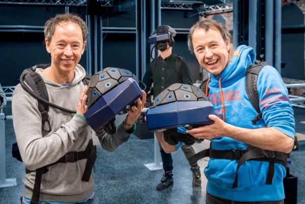 Gerrit und Frederik Braun mit den VR-Helmen von YULLBE WUNDERLAND