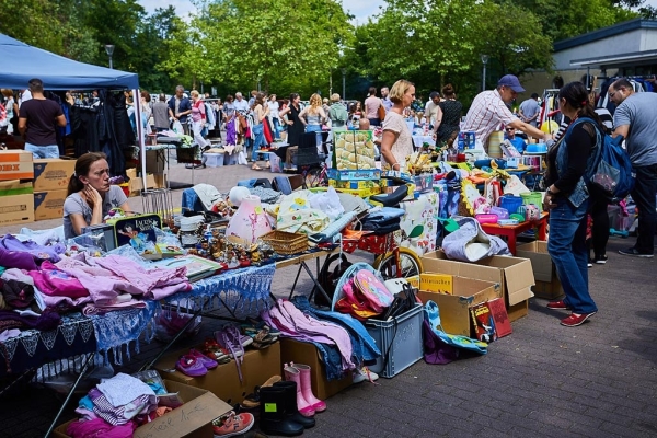 Bummeln über den Flohmarkt auf des Tibargfests