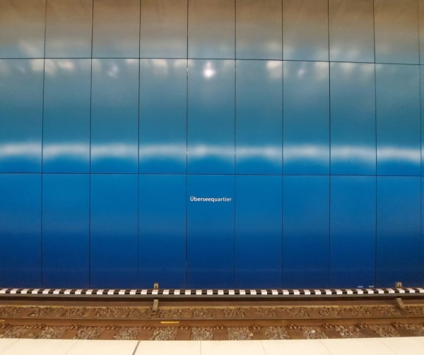 Inszenierte Bahnhaltestellen Hafencity