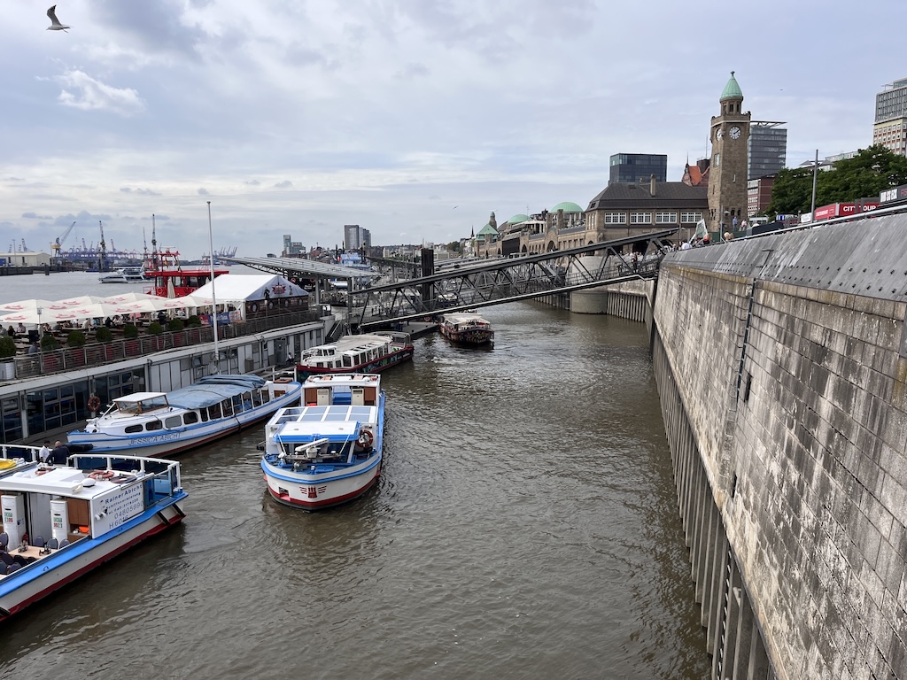 Hafenrundfahrten in Hamburg starten meist an den landungabrücken