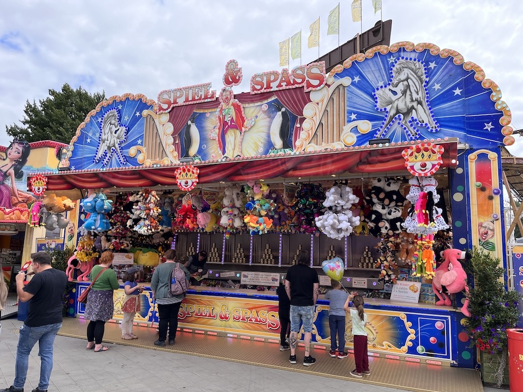 Dosen werfen Hamburger Dom