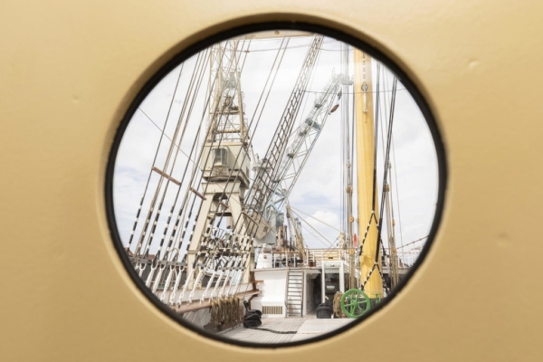 Blick durch ein Bullauge auf das Deck der Viermastbark PEKING